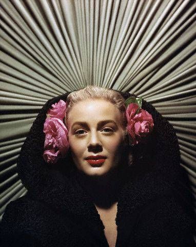Betty Hutton - Posing mit Blumen im Haar