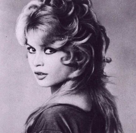 Brigitte Bardot - über die Schulter schauend