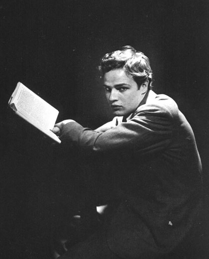 Marlon Brando - am Lesen