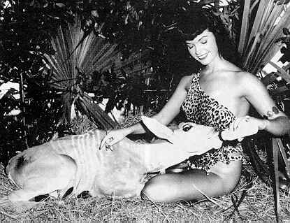 Bettie Page - am Füttern