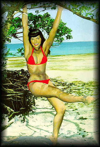 Bettie Page - am Baum hängend