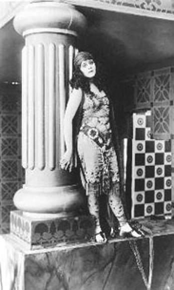 Theda Bara - an Sule gelehnt